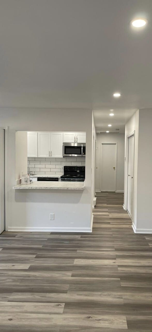 Photo - Dutch Village Apartments