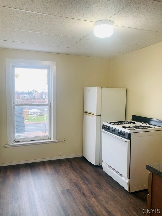 Photo - 146 E 2nd St
