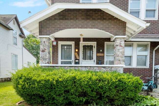 Building Photo - 3306 E Mishawaka Ave Unit 3308-5 Rental