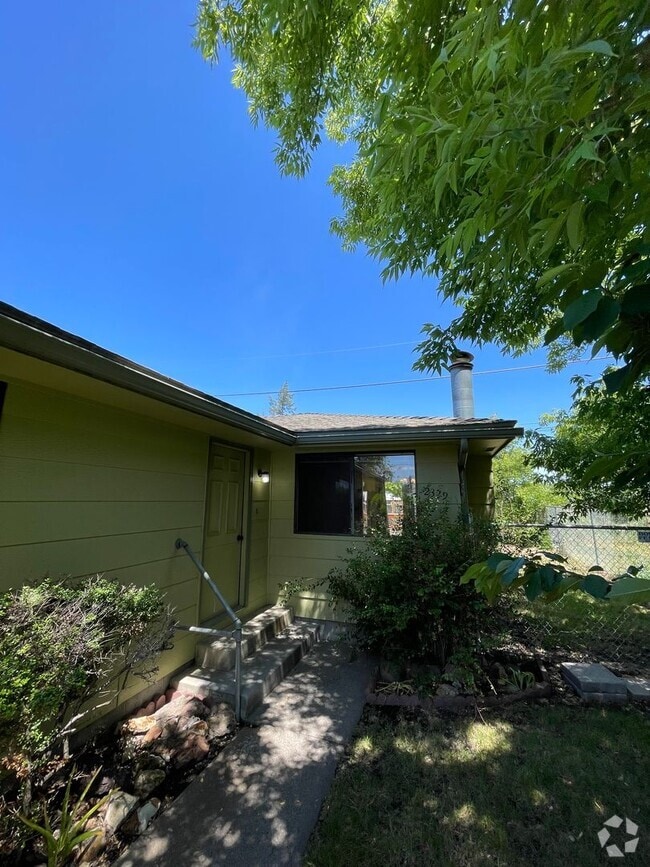 Building Photo - 2bdrm, 1 bath with garage! Rental