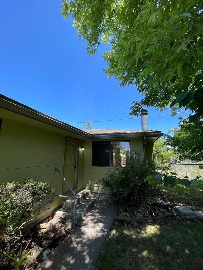 2bdrm, 1 bath with garage! - 2bdrm, 1 bath with garage! House