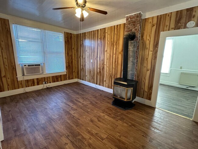 Photo - 614 SE Emigrant Ave
