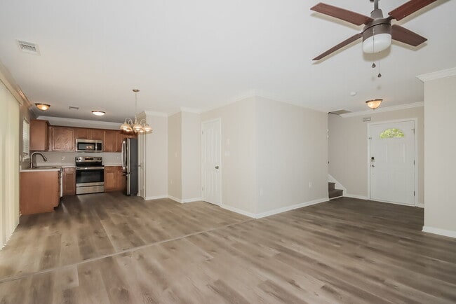 Photo - 142 Hampshire Dr