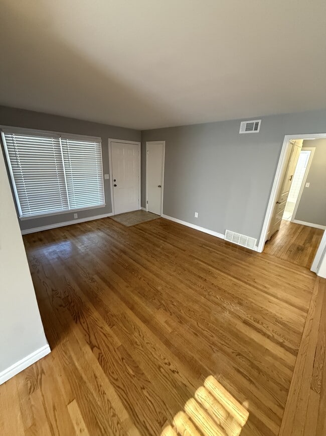 Photo - 428 E 8th St