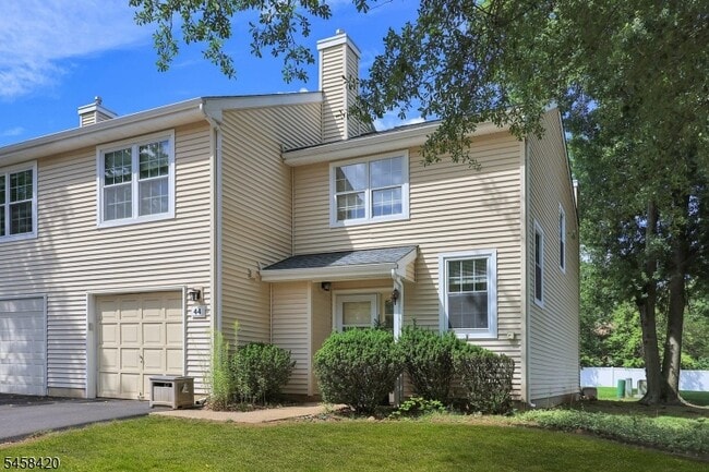 44 Whitby Cir