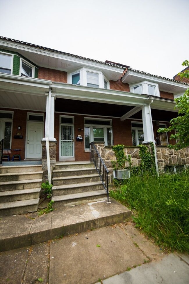 Building Photo - Charles Village 2bd/2ba Rowhome with Parking Spots, W/D and more! Available 7/20