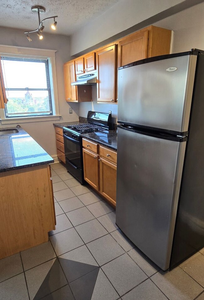 Building Photo - Charming Top Floor Penthouse Condo with Vi...