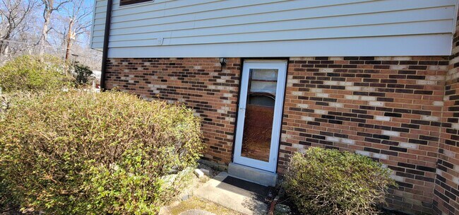 Private entrance - 4935 Andrea Ave Unidad Basement Apartment 1 bath