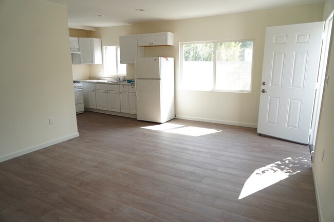 Living room & Kitchen - 1024 N Oxford Ave Apartamentos Unidad 1