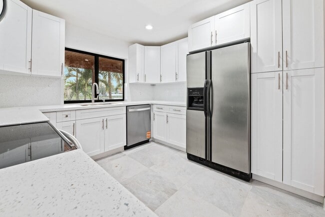 Photo - Stunning 4 Bed + Den | 3 Bath Waterfront Home – Miami, FL 33175