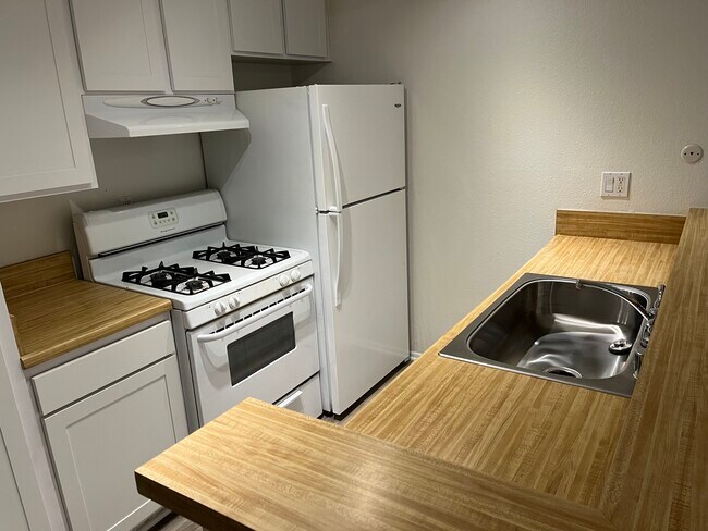 Kitchen - 18645 Hatteras St Unit 109