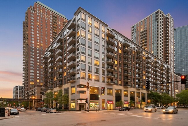 Building Photo - 1 E 8th St Unit 302