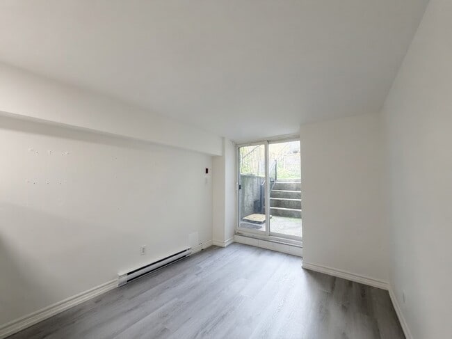 181 Gerrard St E Unit 103