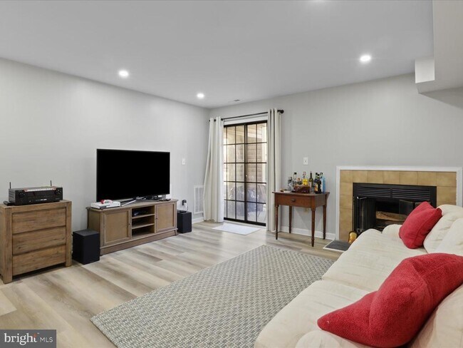 Photo - 6908 Mary Caroline Cir Unidad B