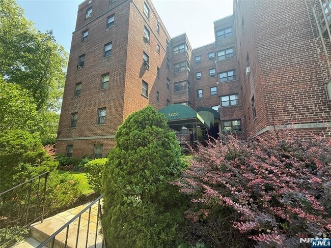 Building Photo - 2329 Hudson Terrace Unit A-15 Rental