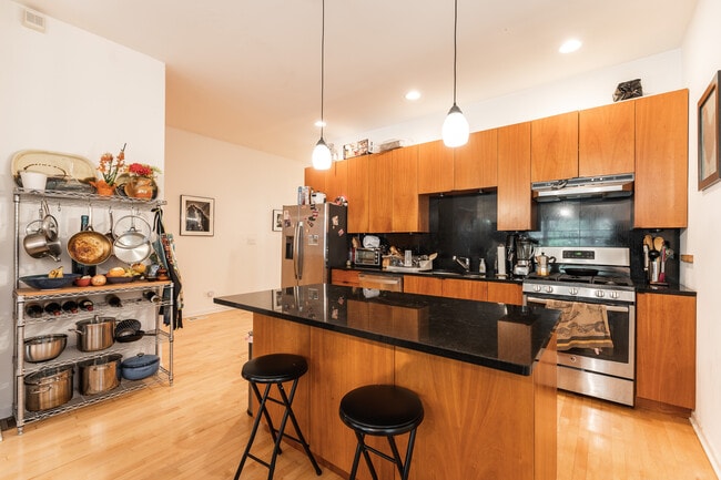 Building Photo - 1409 N Wicker Park Ave Unit 2