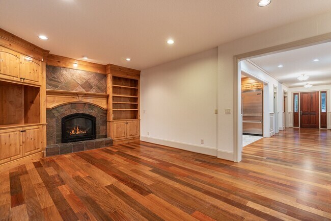 Stunning home in the First Division Commun... - Stunning home in the First Division Commun...