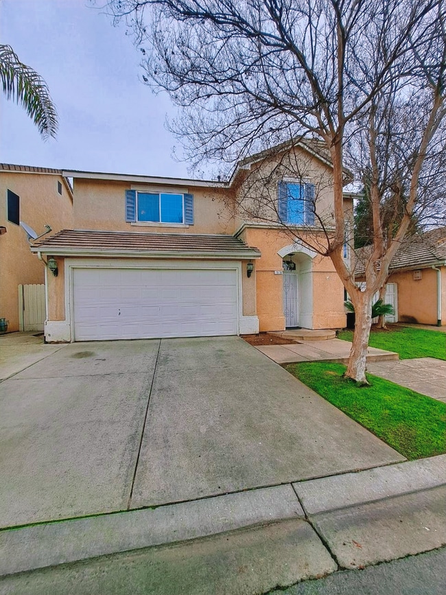 Building Photo - Comfortable 3BR Two-Story Home in Secure Fresno Community!