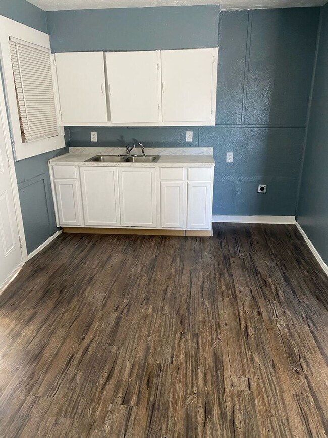 Photo - Newly Reduced Price! 2 Bedroom 1 Bath; Se Habla Espanol