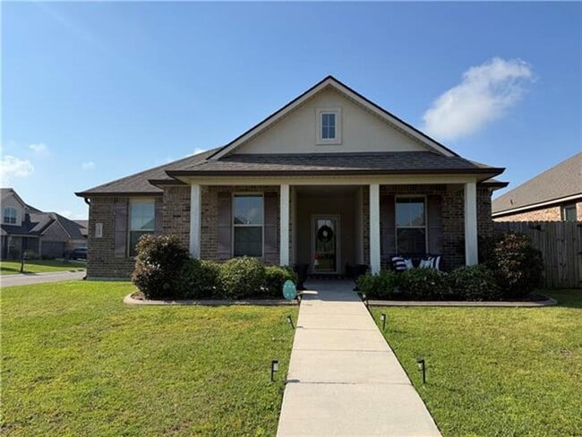 Building Photo - Welcome home to this **beautiful 4-bedroom, 2-bath rental