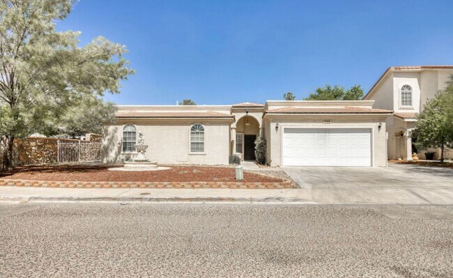 Photo - Short Term leases optionn4 Bedrooms 3 baths( near by Sunland Park Dr & Mesa St)