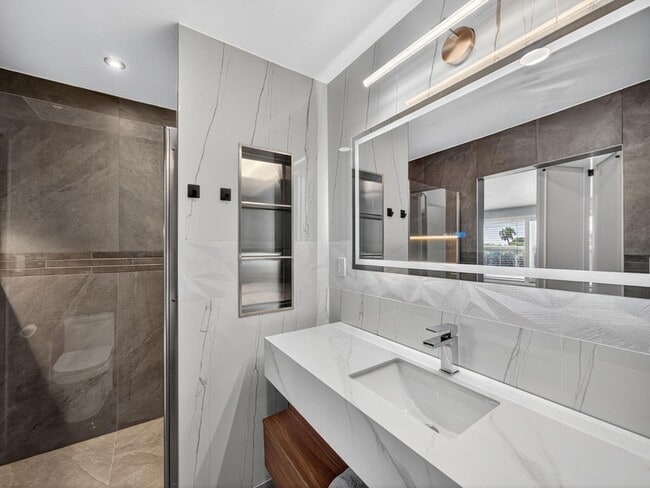 Photo - 1002 Shorewinds Dr