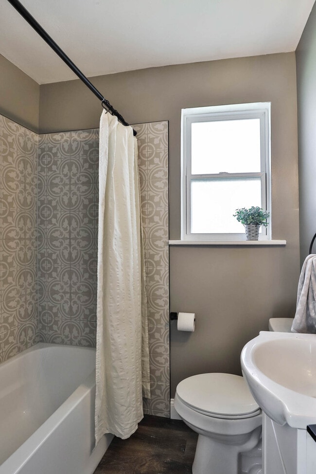 Photo - 711 N Elm Ave