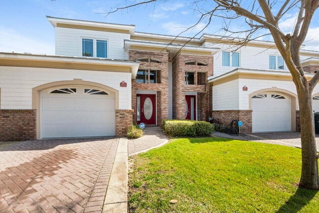 Building Photo - "Spacious 2-Bed Townhouse in Fort Walton Beach" Unit D