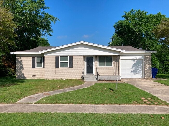 Building Photo - 304 Oak St