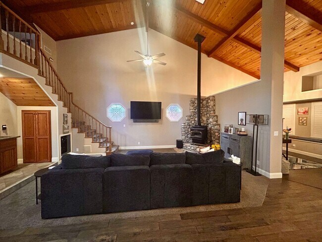 Photo - Amazing home for rent in Oak Ranch neighbo...