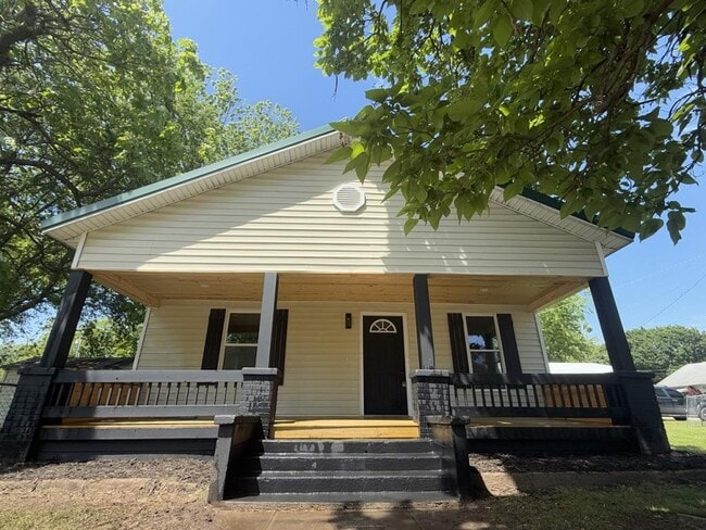 Building Photo - 618 E Gentry Ave Rental