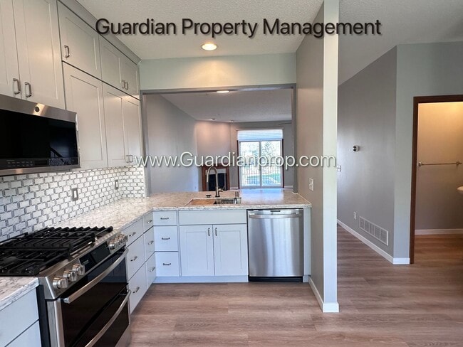 Building Photo - Spacious Eden Prairie Town Home, 2 Car Garage, Primary, 4 Baths, Fireplace