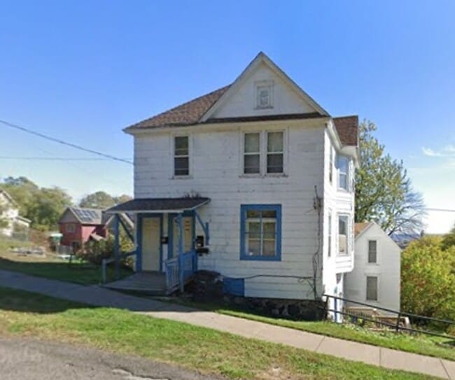 Building Photo - 1802 W 3rd St Unit 2 Upper