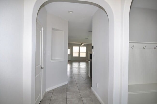 Photo - 548 Dunster Ln