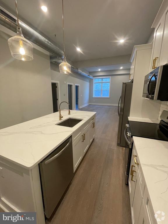Building Photo - 6110 Ridge Ave Rental