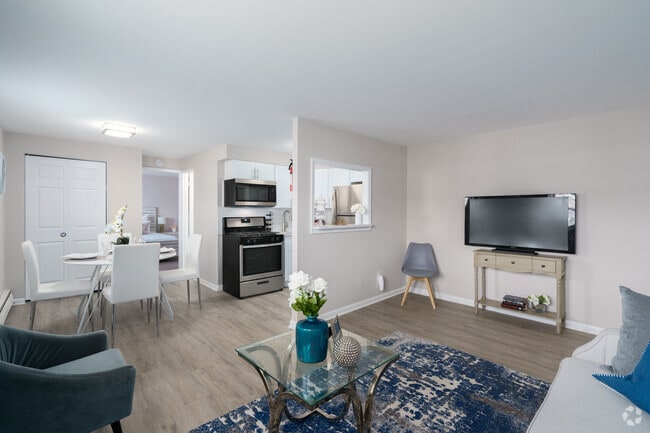 Renovated 1BR, 1BA 550SF