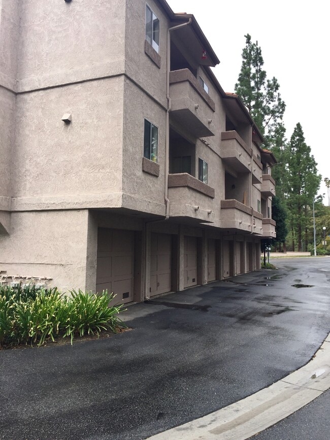 Building Photo - 7130 Woodlake Ave Unit G
