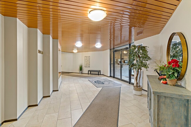 6730 Vernon Ave S Unit Fountain Woods II 404