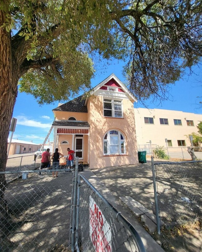 Front of building, Unit A-C - 315 W 7th St Apartamentos