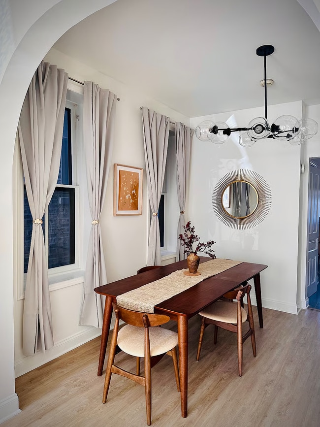 Building Photo - 2014 N Oakley Ave Unit 1