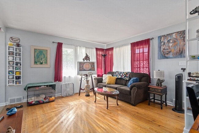 Photo - 605 N Main St