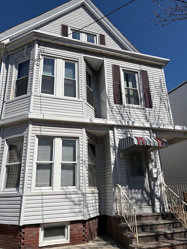 Building Photo - 96 Falcon St Unit 1