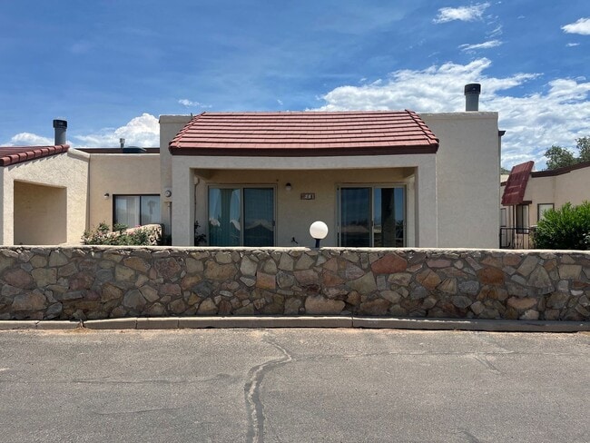 Building Photo - Newly Updated Two Bedroom Two Bath Townhou...