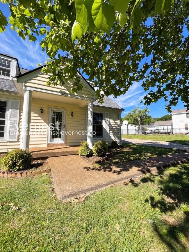 Building Photo - 1203 Countryside Dr