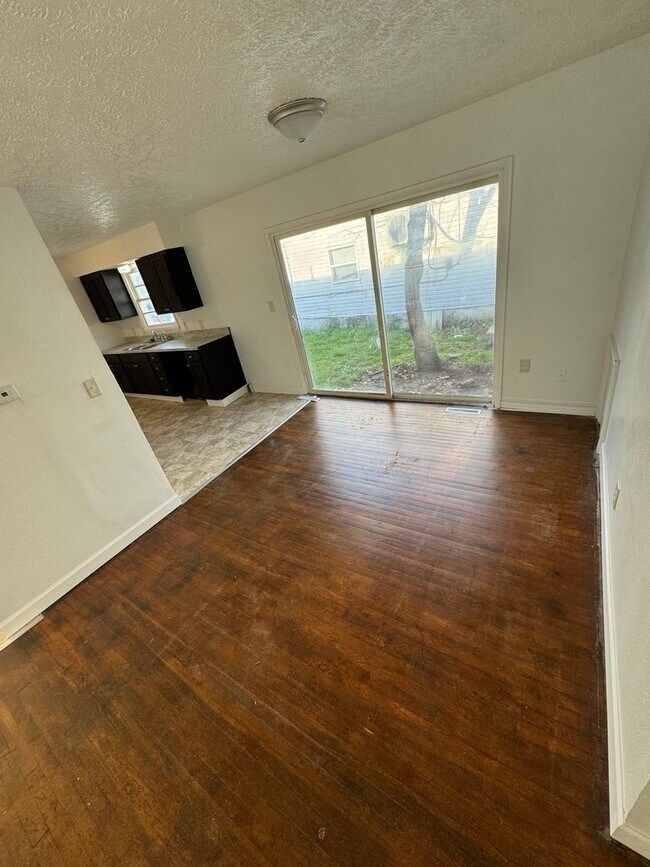 Remodeled 3 bedroom 1 bath duplex availabl... Rental House Rental in Springfield, MO