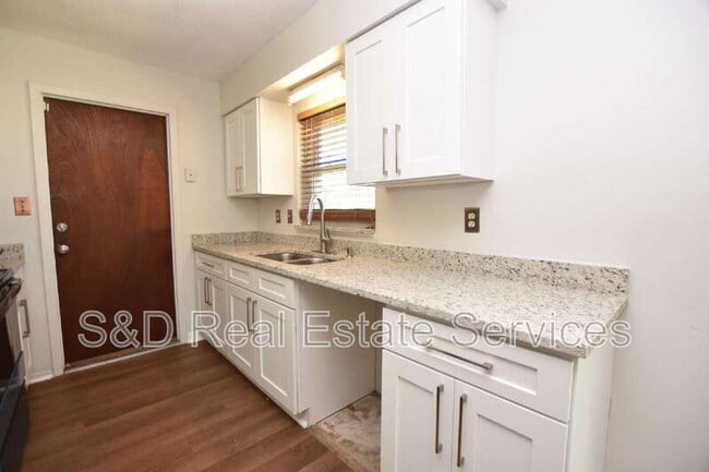 Photo - 1015 E Tee Cir