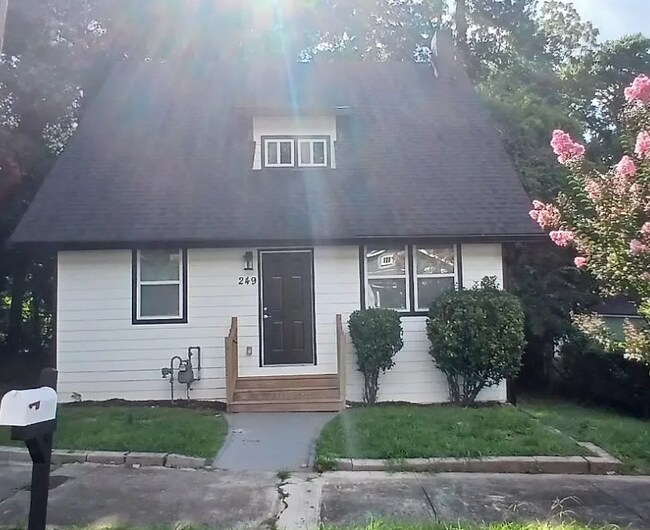 Photo - 249 Laurel Ave SW