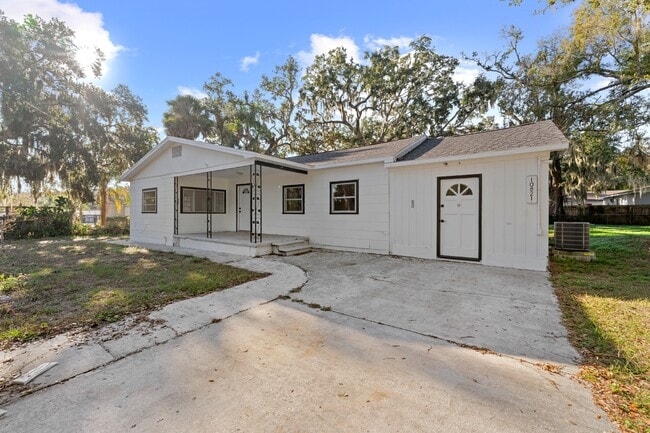 Building Photo - 10821 Cedar St