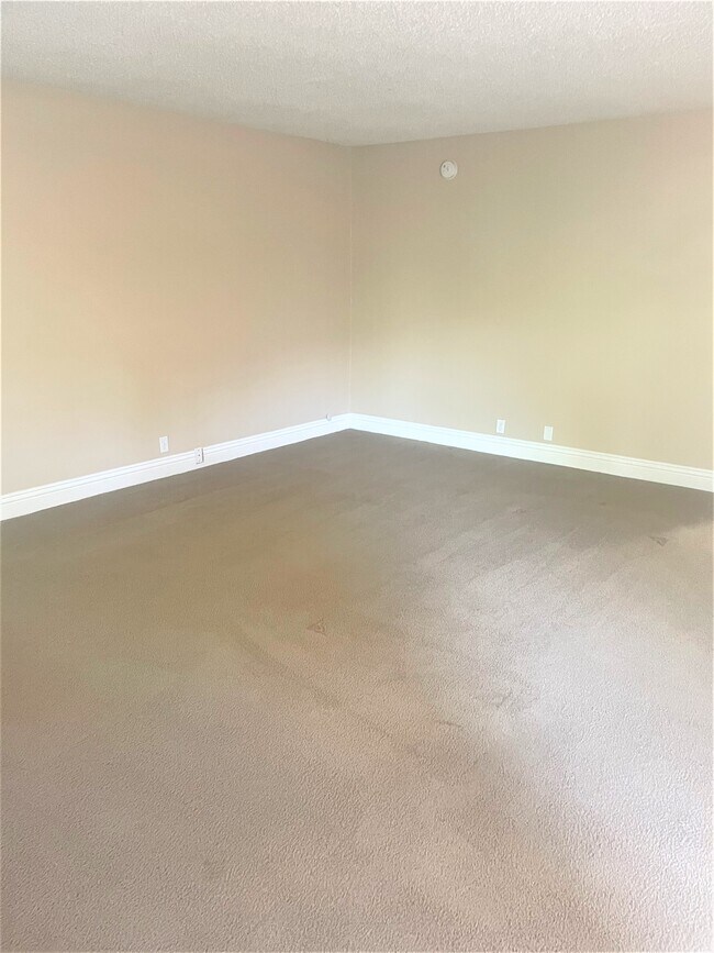 Photo - 587 Silverwood Ave Unidad J