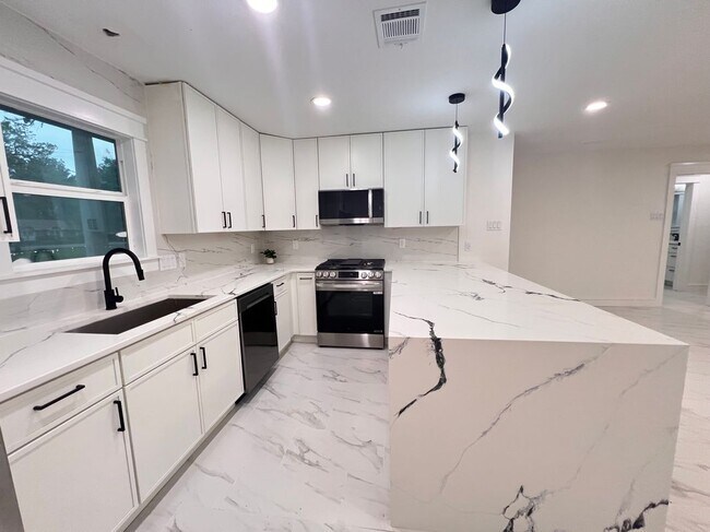 Building Photo - 20156 Russell Dr Rental